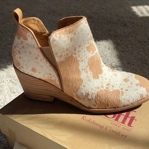 Brand new Sacora Carmel ivory boots